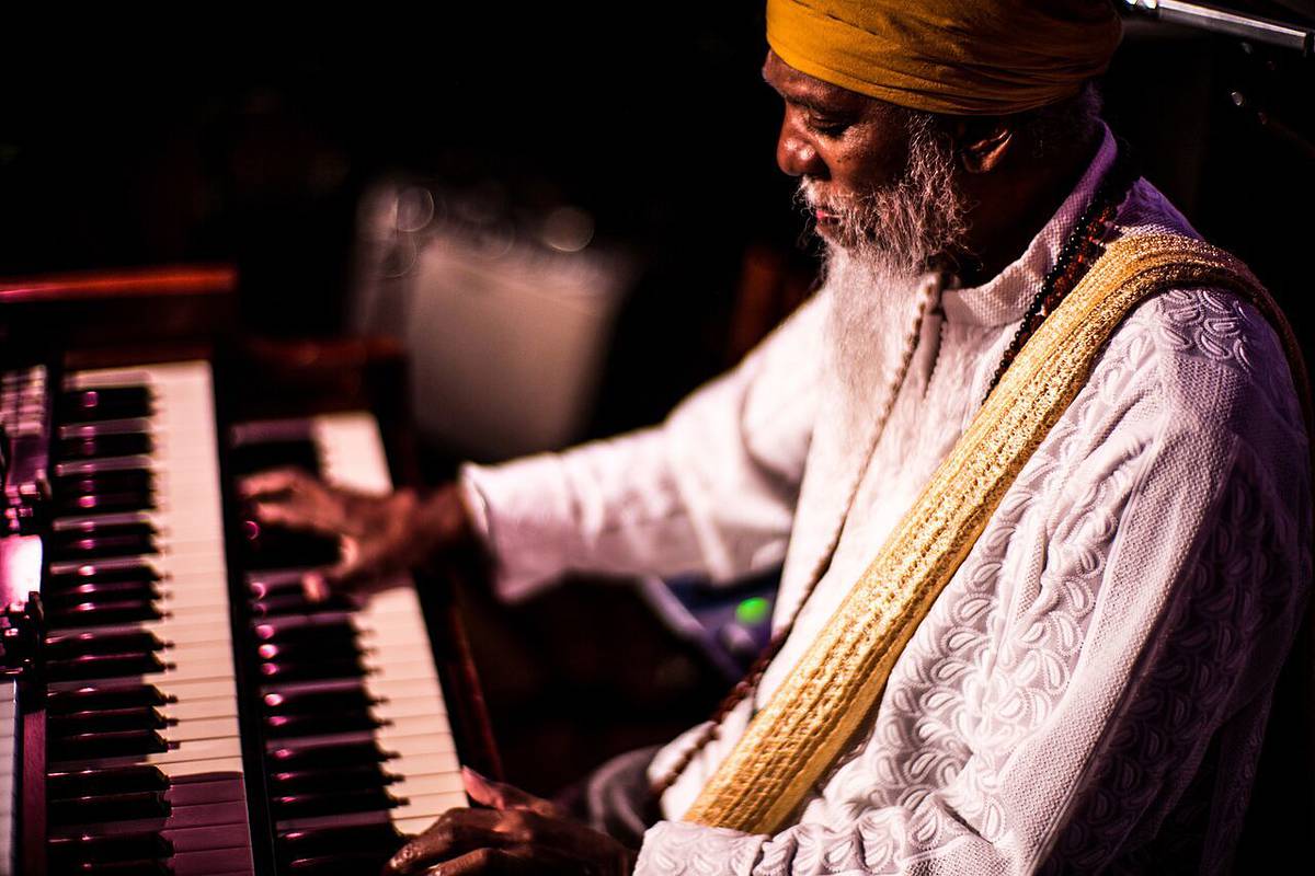 Lonnie Smith Jazz musician. Dr. Lonnie Smith. Lonnie Smith "think!". Lonnie Smith 2016 `Evolution`.